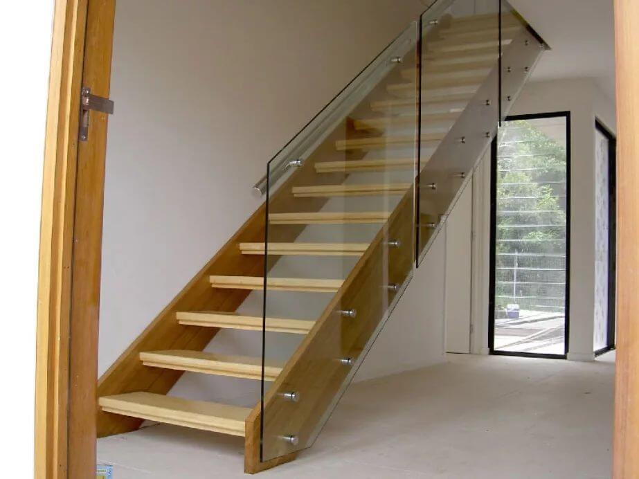 Стеклянная лестница с подсветкой