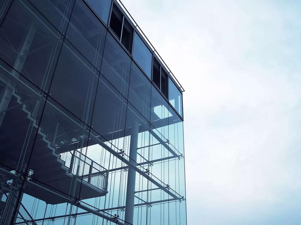 Стеклянный фасад офисного здания