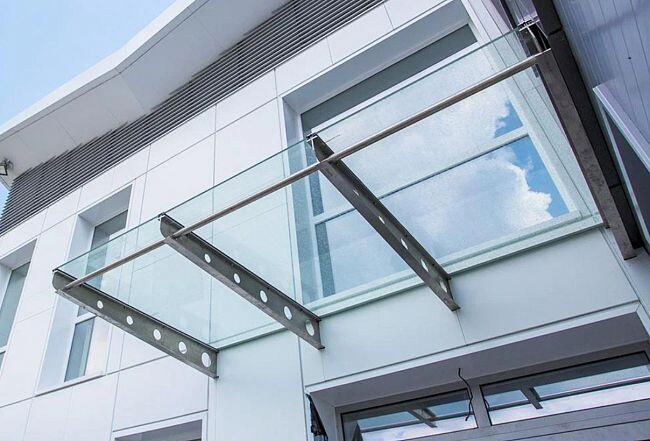 Навес из стекла над крыльцом