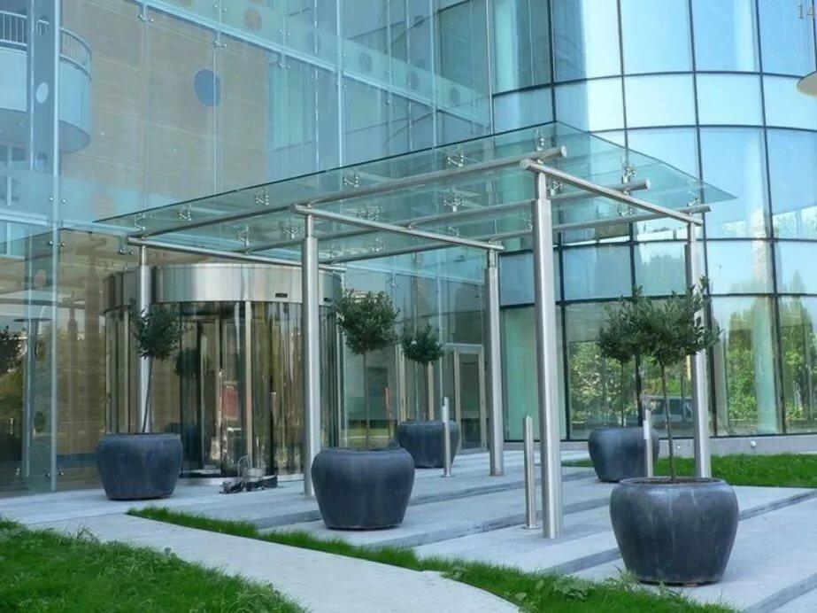 Стеклянный козырек с металлическим каркасом