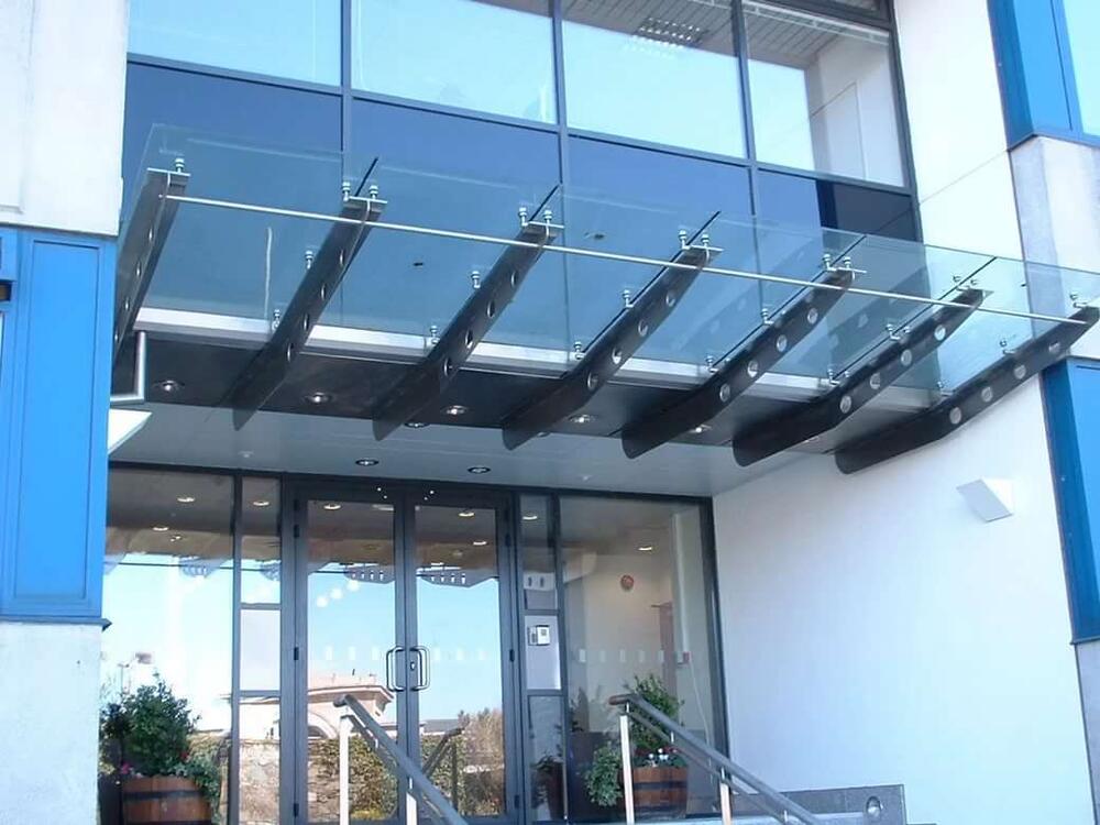 Стеклянный навес над террасой