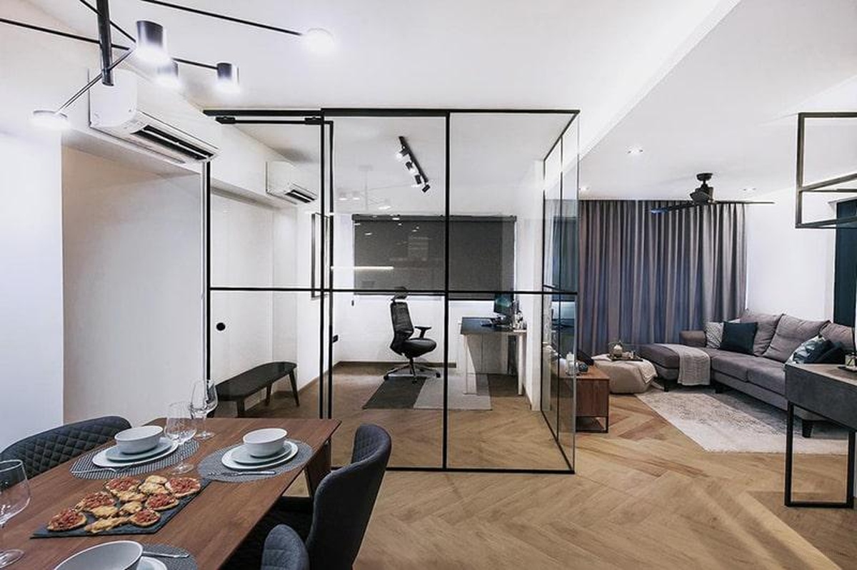 Стеклянная стена на кухне с черным профилем