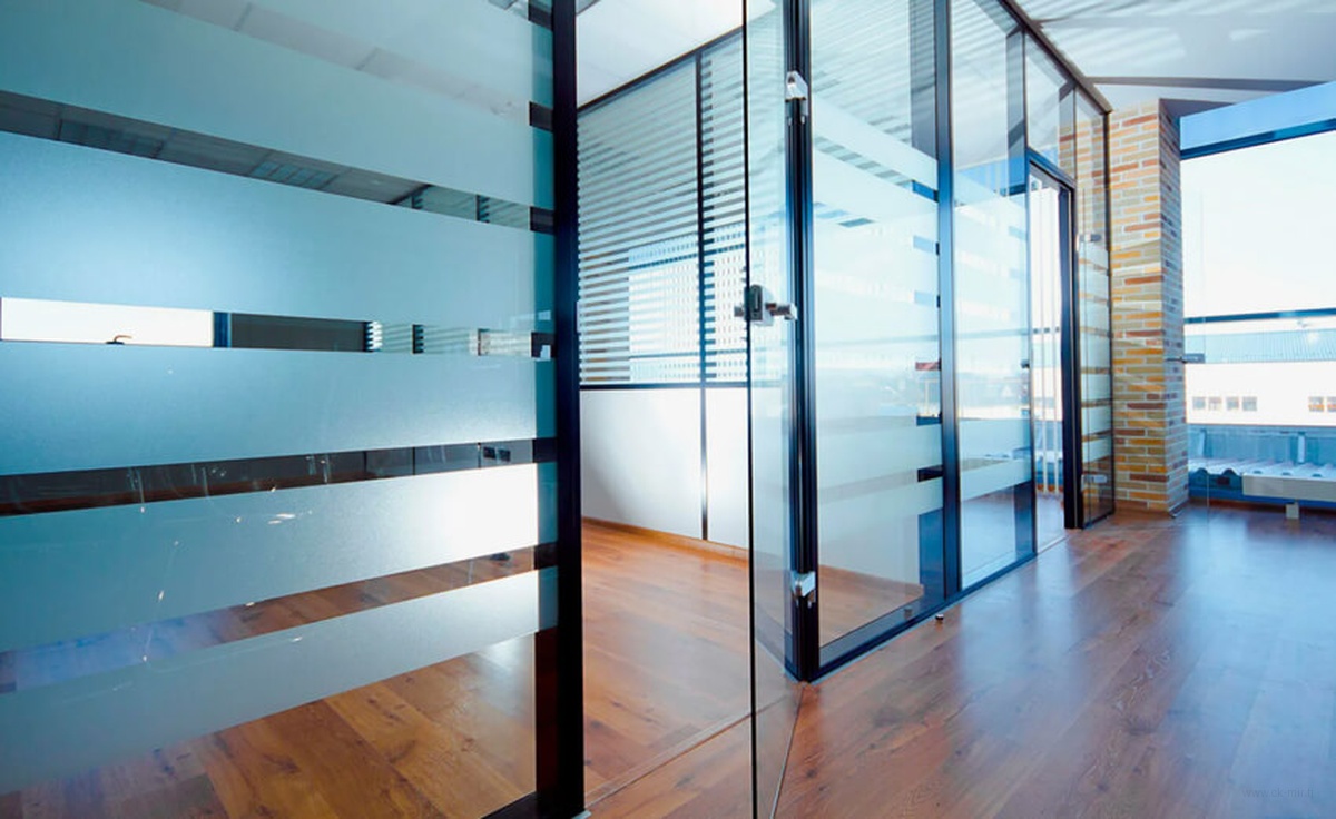 Офисная стеклянная перегородка