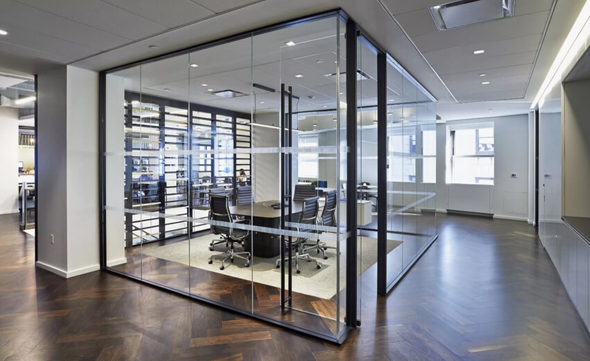 Стеклянные стены в офисе
